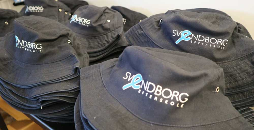 Bøllehat med logotryk til Svenborg efterskole. Masser af muligheder. Kontakt os for et uforpligtende tilbud. Bøllehat med logotryk.