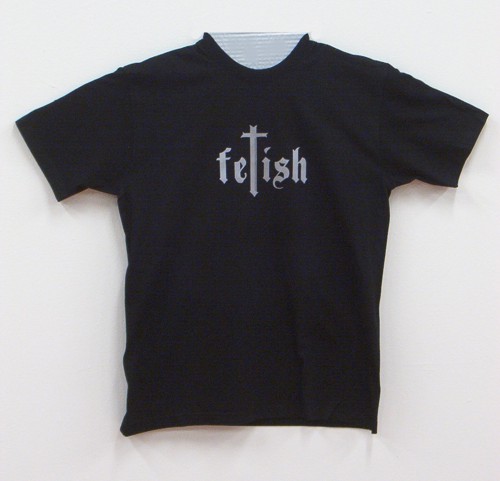Flot fetish t-shirt, med fed skrifttype.