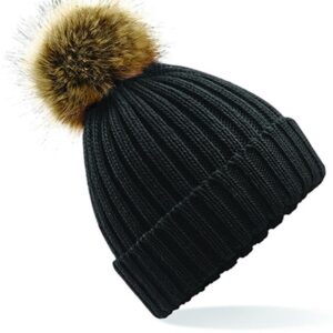 sort strikhue med kvast og bred foldet kant.