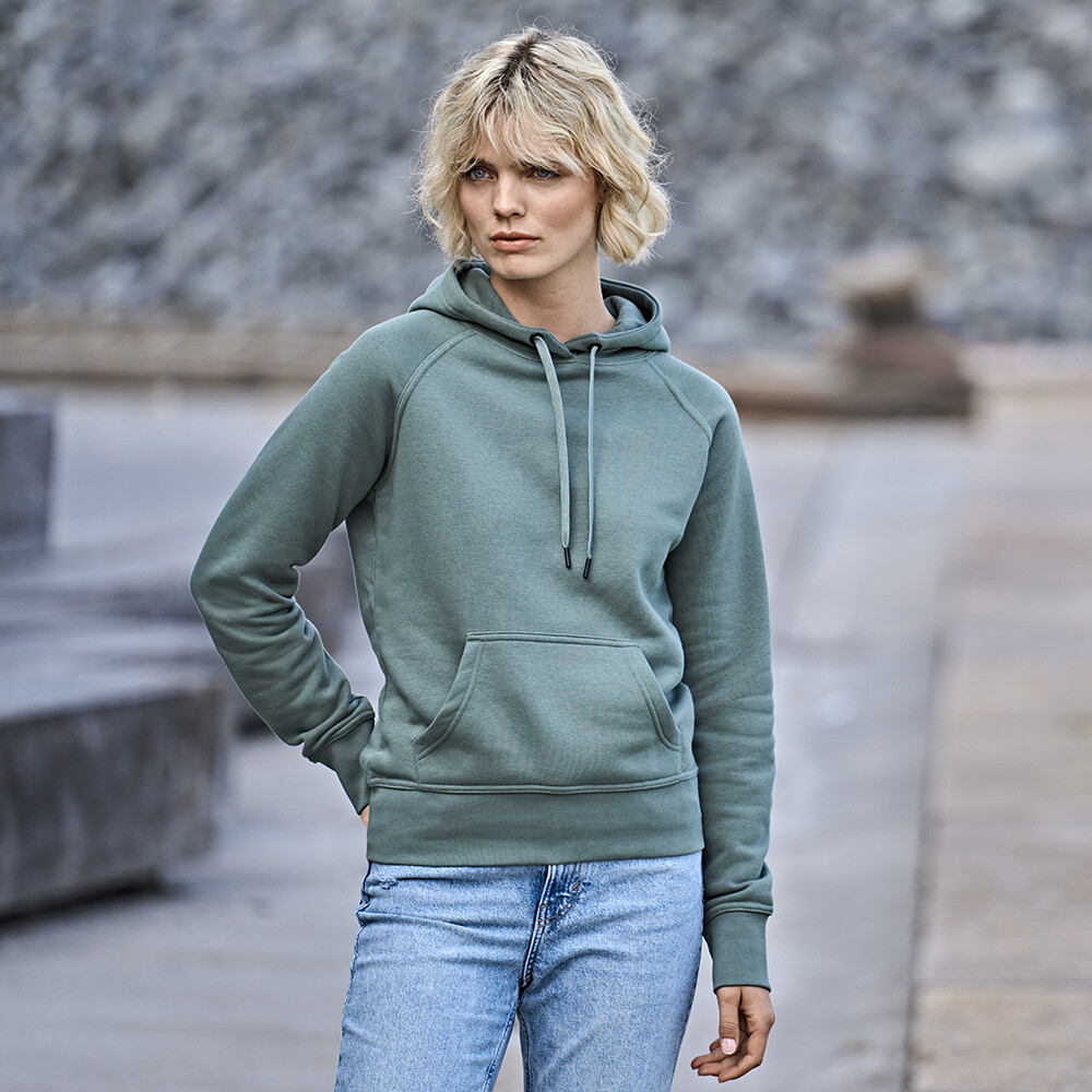Hoodie med hætte set på modellen
